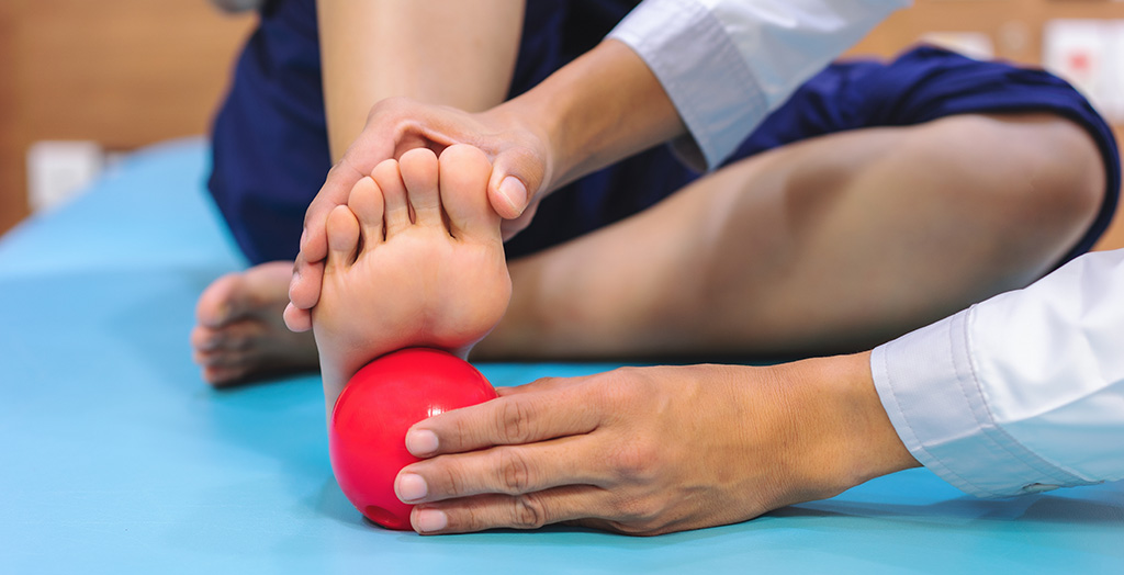 La fisioterapia è fondamentale nella riabilitazione per rinforzare i muscoli e migliorare la mobilità.